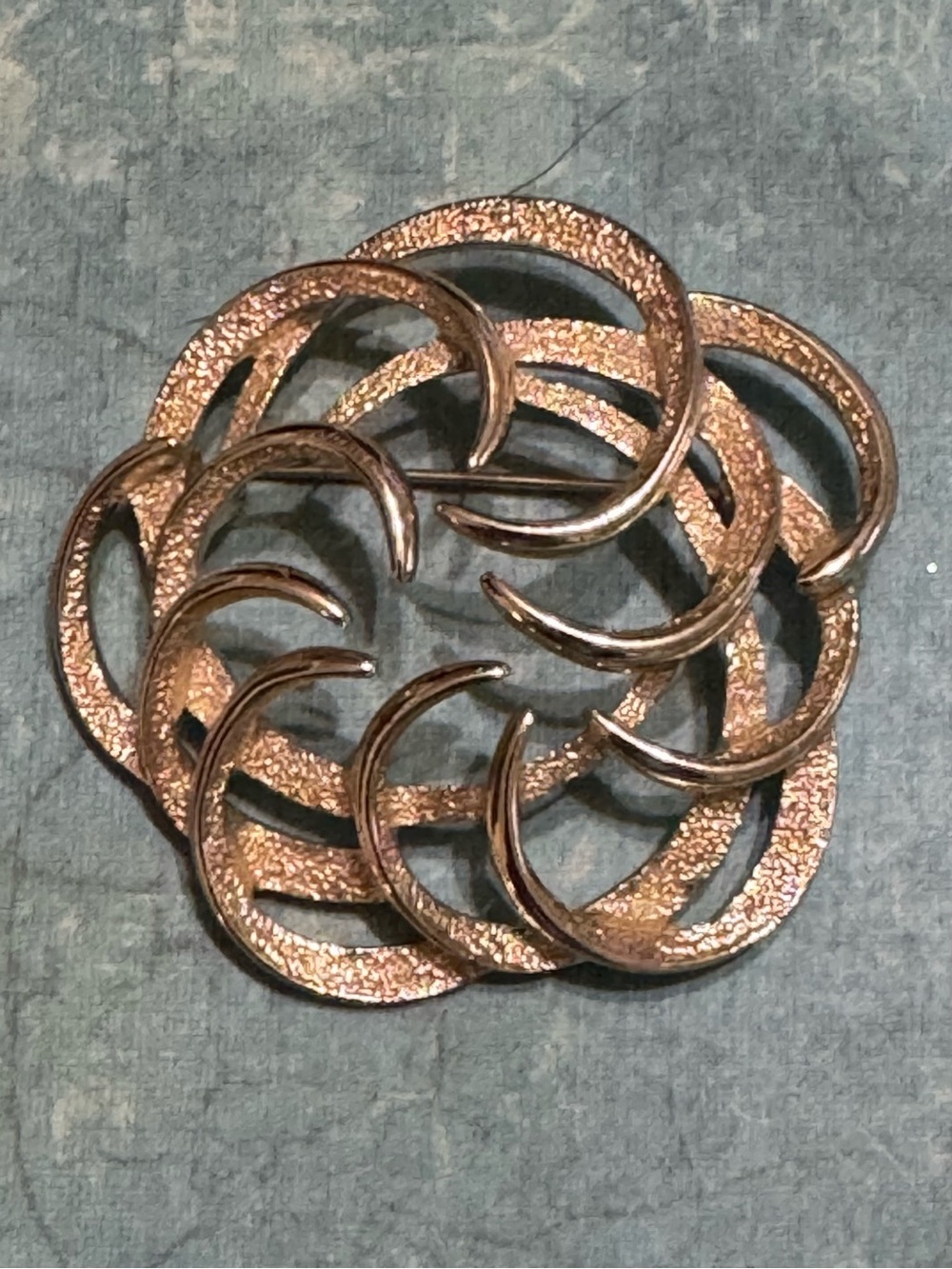 VINTAGE SARAH COVENTRY GOLD TONE BROOCH